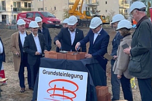 Grundsteinlegung für das Pilotprojekt von "Job & Wohnen" in Berlin-Spandau 